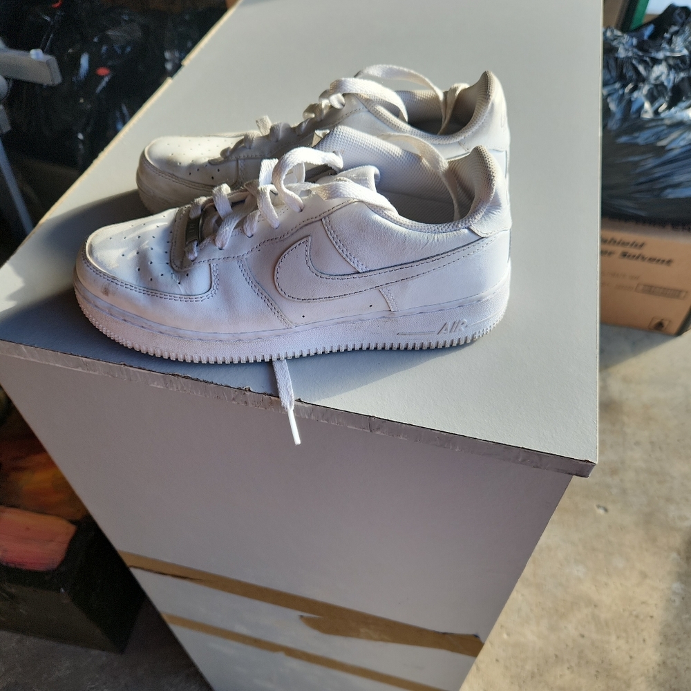 Nike Air Force One low white sneaker size US 6.5 - Picture 2 of 3